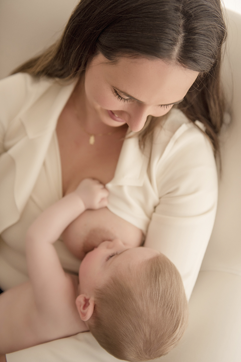 Foto de bebe em caxias do sul fotografa morgana perini amamentação