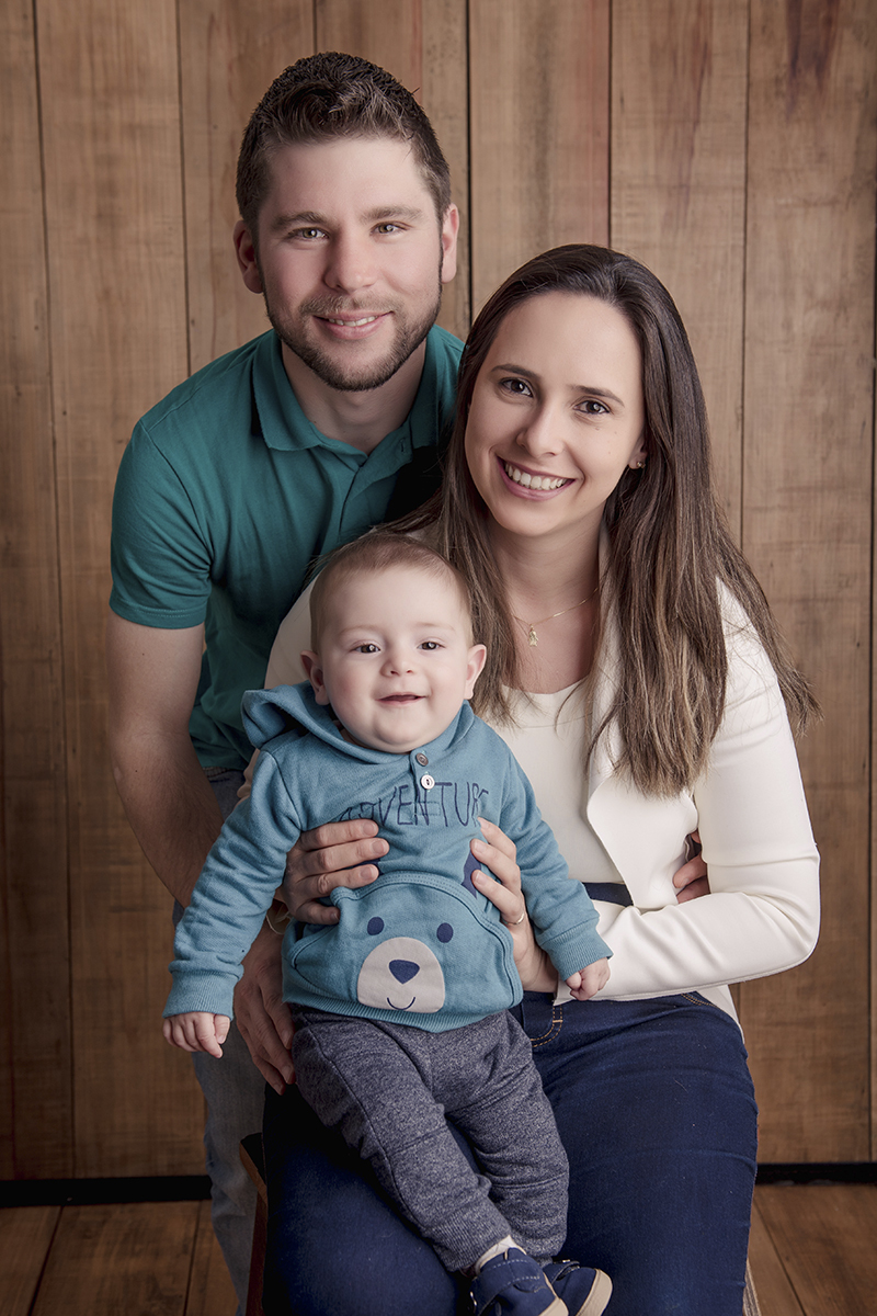 Foto de bebe em caxias do sul fotografa morgana perini familia com bebe sorrindo