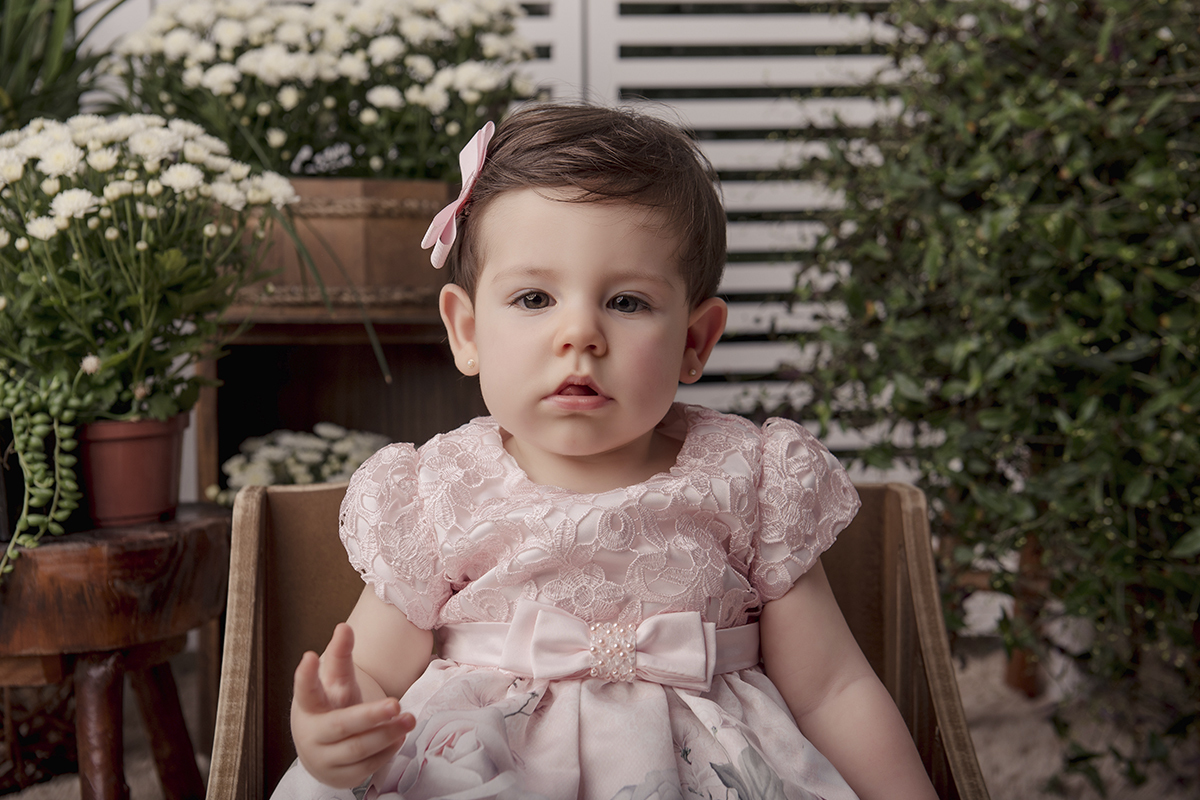Foto de bebe em caxias do sul fotografa morgana perini  menina vestido rosa sentada