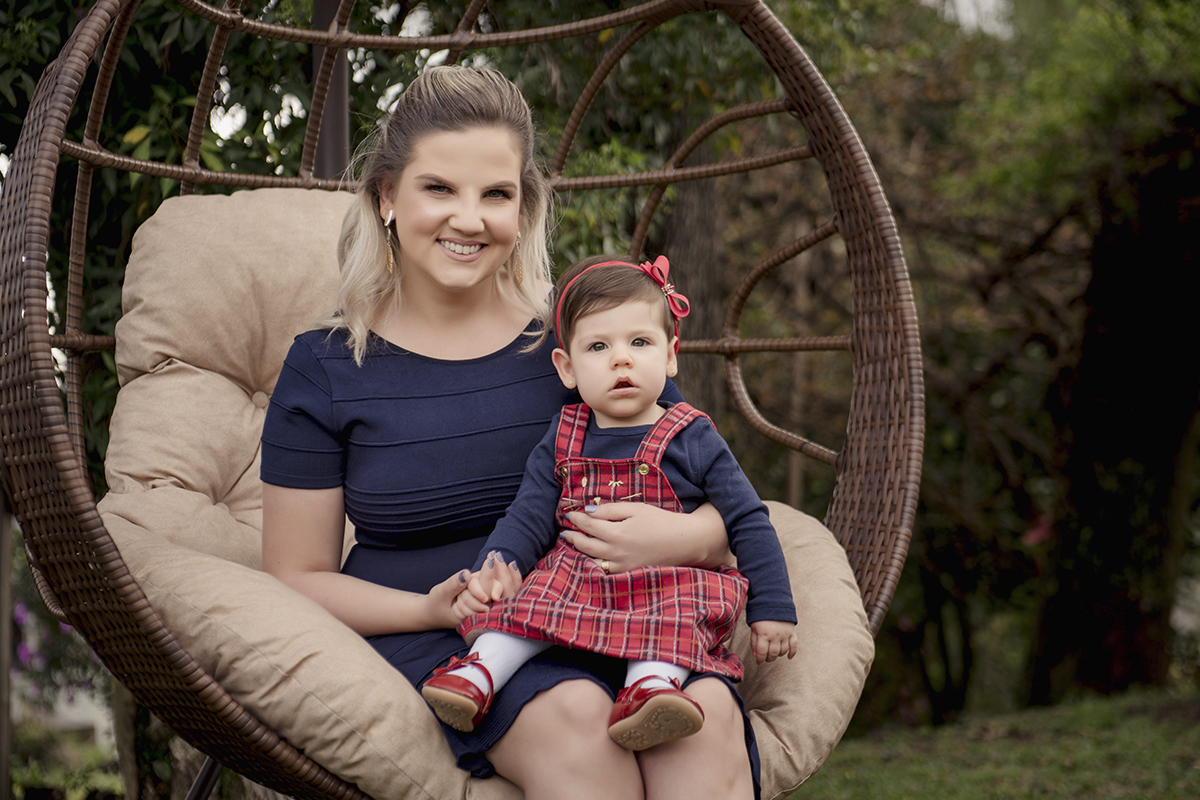 Foto de bebe em caxias do sul fotografa morgana perini menina colo mae vestidos azuis