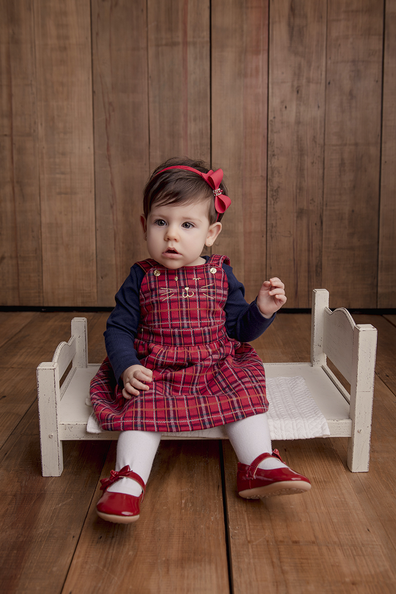 Foto de bebe em caxias do sul fotografa morgana perini menina em cama branca