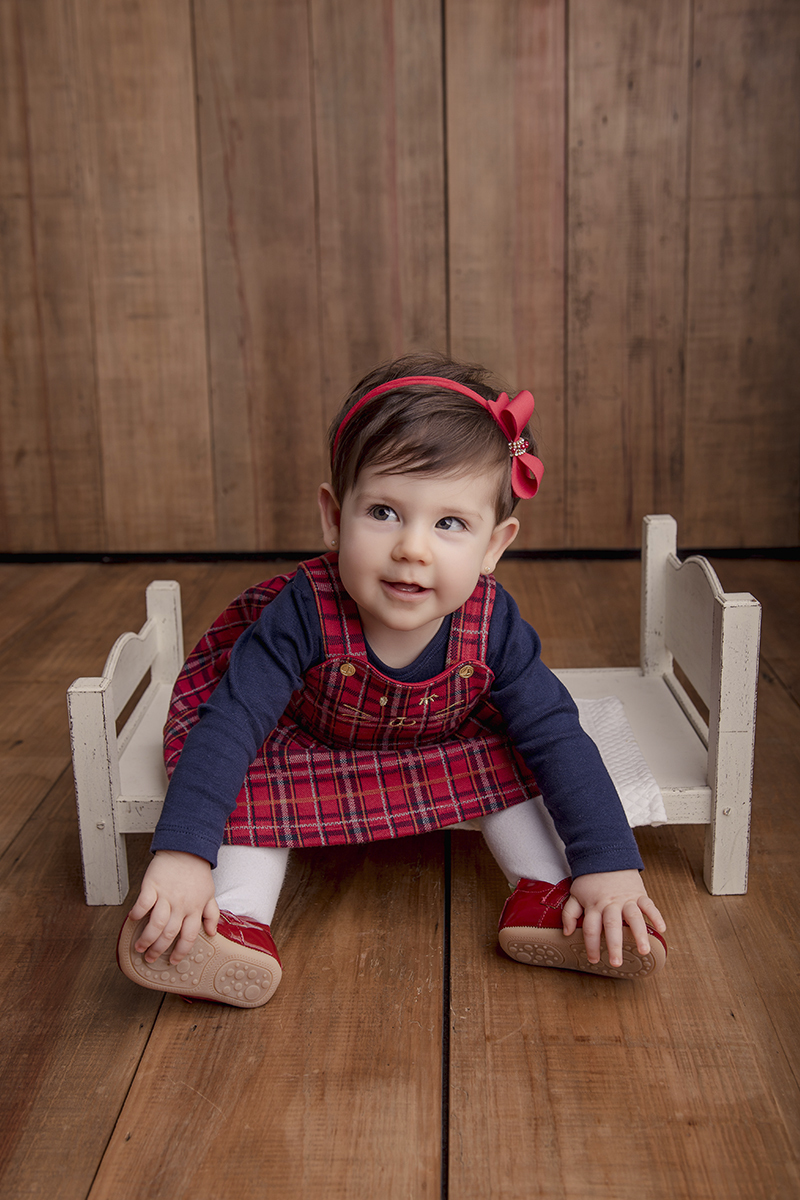 Foto de bebe em caxias do sul fotografa morgana perini menina pegando pe vestido vermelho
