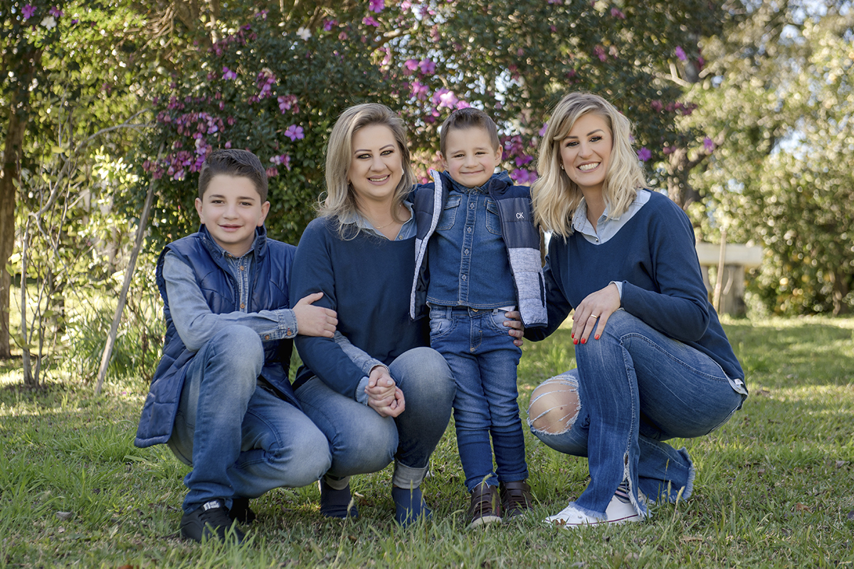 Foto de familia em caxias do sul fotografa morgana perini familia em jardim todos de azul
