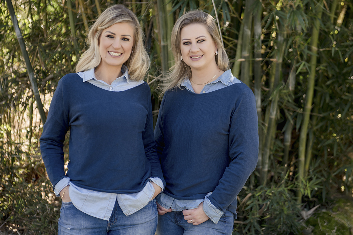 Foto de familia em caxias do sul fotografa morgana perini irmas de cardigam azul
