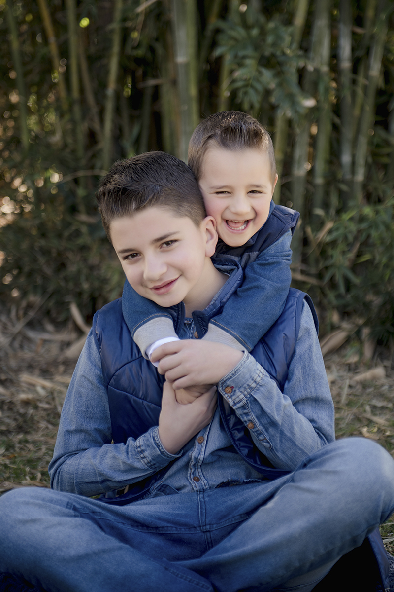 Foto de familia em caxias do sul fotografa morgana perini primos abraçados de azul