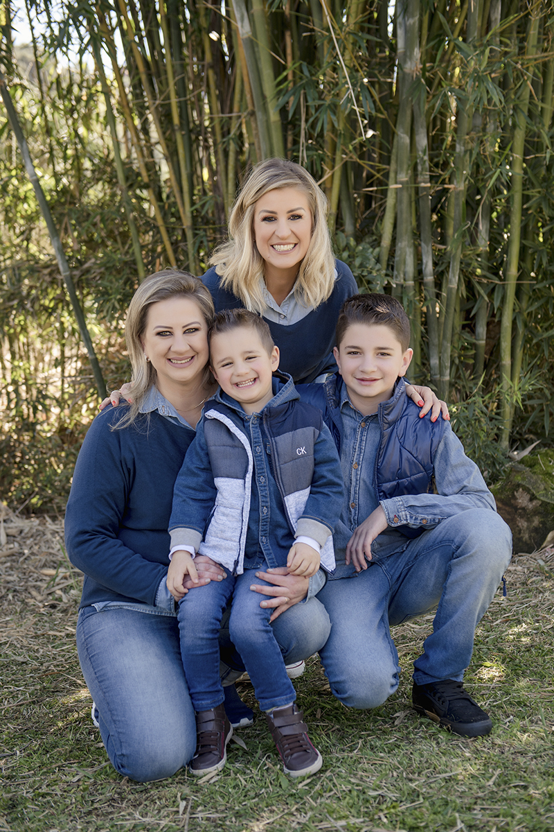 Foto de familia em caxias do sul fotografa morgana perini familia agachada de azul