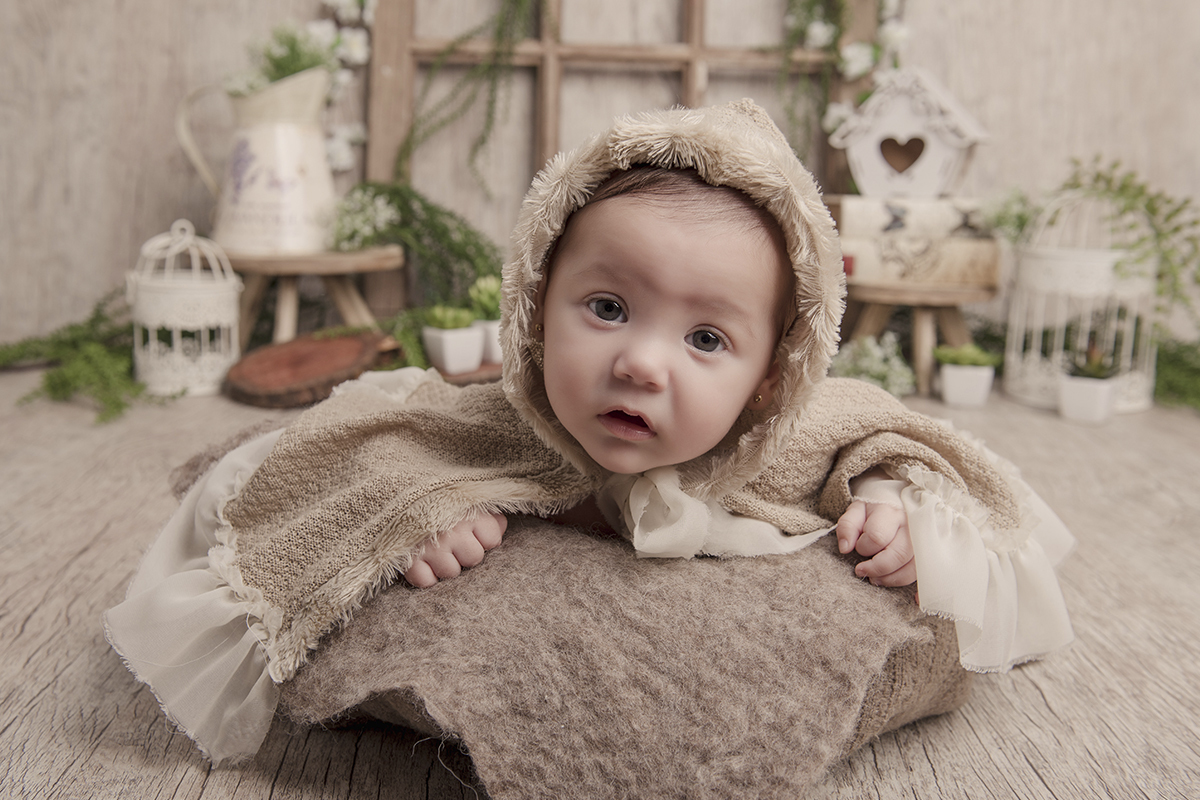 Foto de bebe em caxias do sul fotografa morgana perini menina de bruços capa
