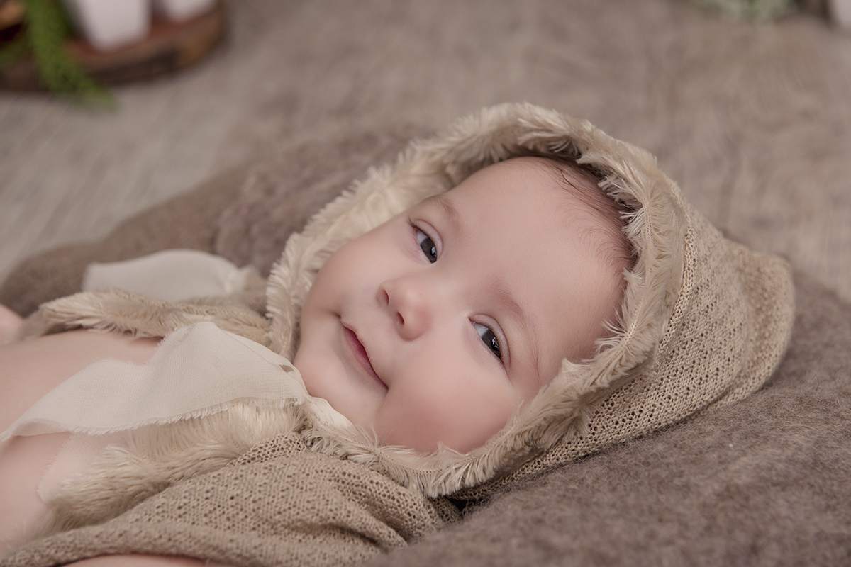 Foto de bebe em caxias do sul fotografa morgana perini menina sorrindo com olhar