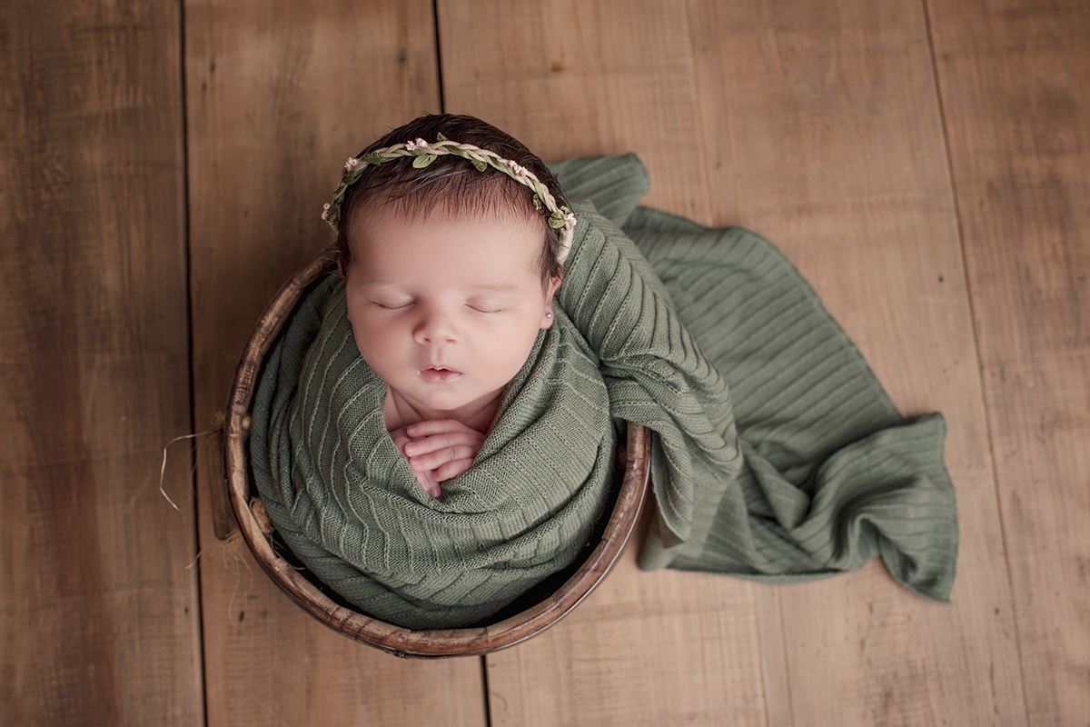 Foto newborn em caxias do sul fotografa morgana perini bebe manta verde