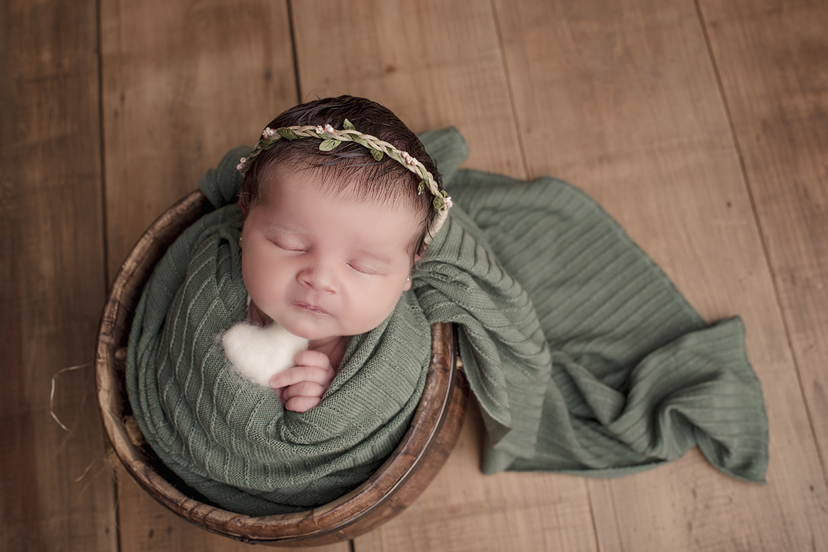 Foto newborn em caxias do sul fotografa morgana perini bebe verde coraca branco
