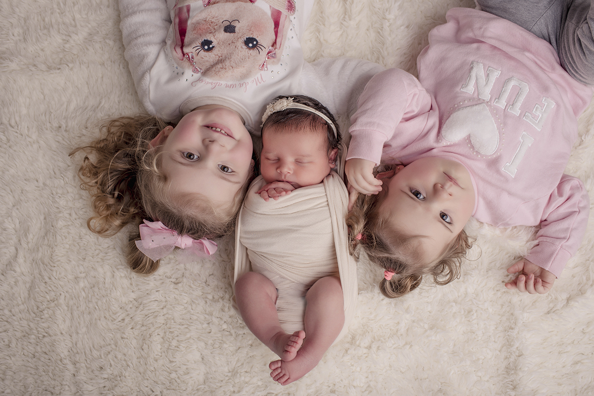 Foto newborn em caxias do sul fotografa morgana perini bebe com irmas