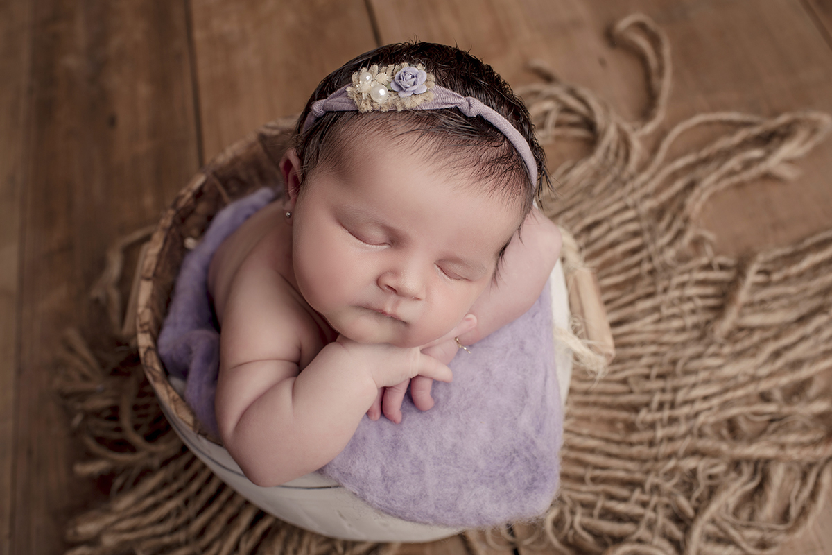 Foto newborn em caxias do sul fotografa morgana perini bebe roxo