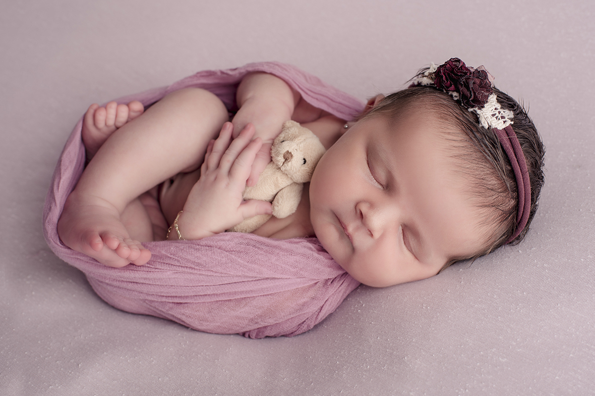 Foto newborn em caxias do sul fotografa morgana perini bebe rosa urso