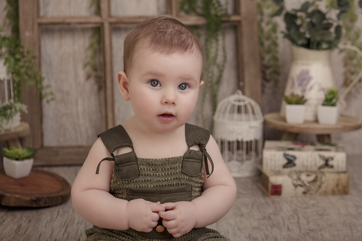 Foto de bebe em caxias do sul fotografa morgana perini bebe olhando para frente roupa verde
