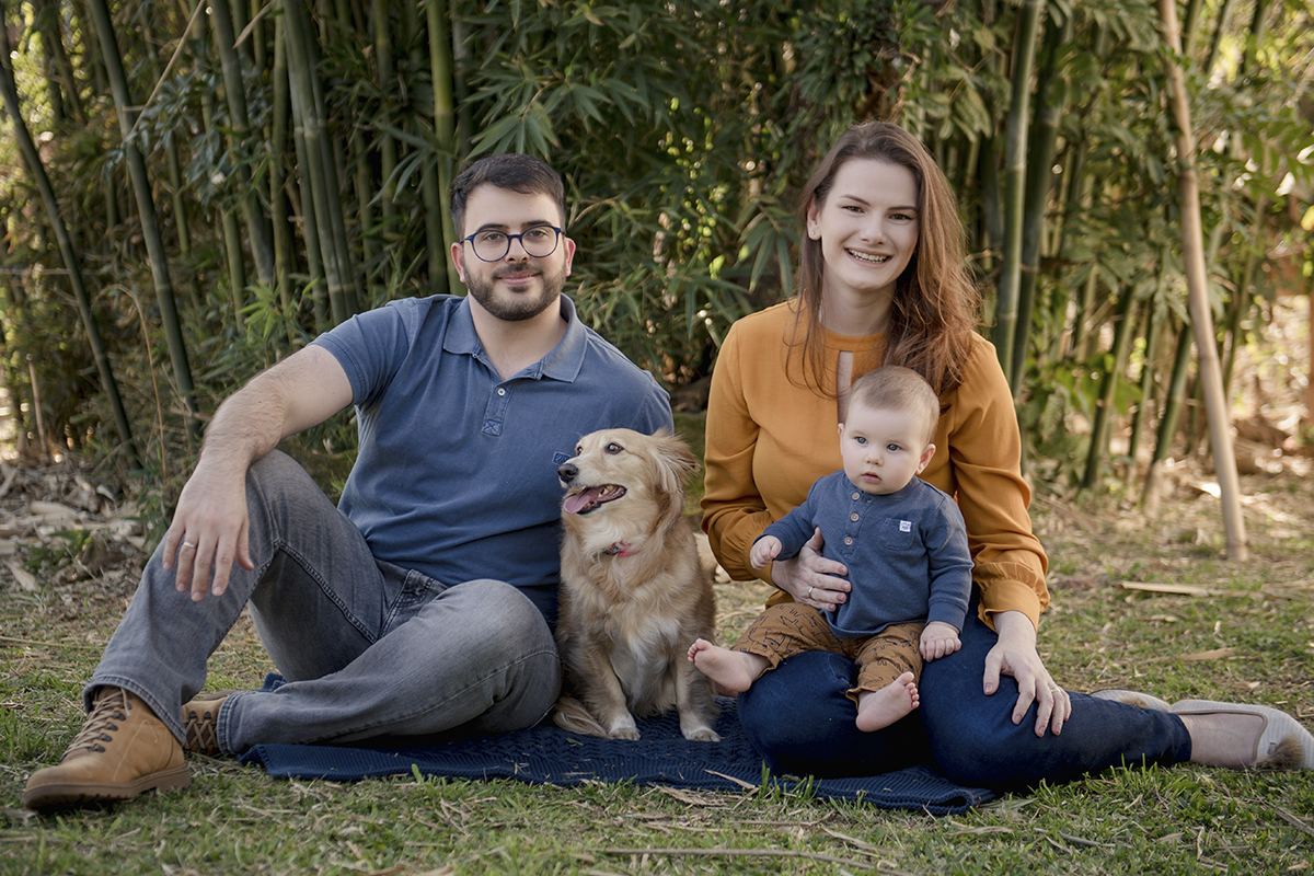 Foto de bebe em caxias do sul fotografa morgana perini mae pai e filho com cachorro
