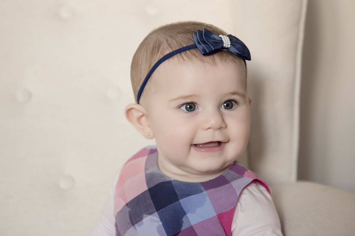 Foto de familia em caxias do sul fotografa morgana perini bebe sorrindo laço azul 