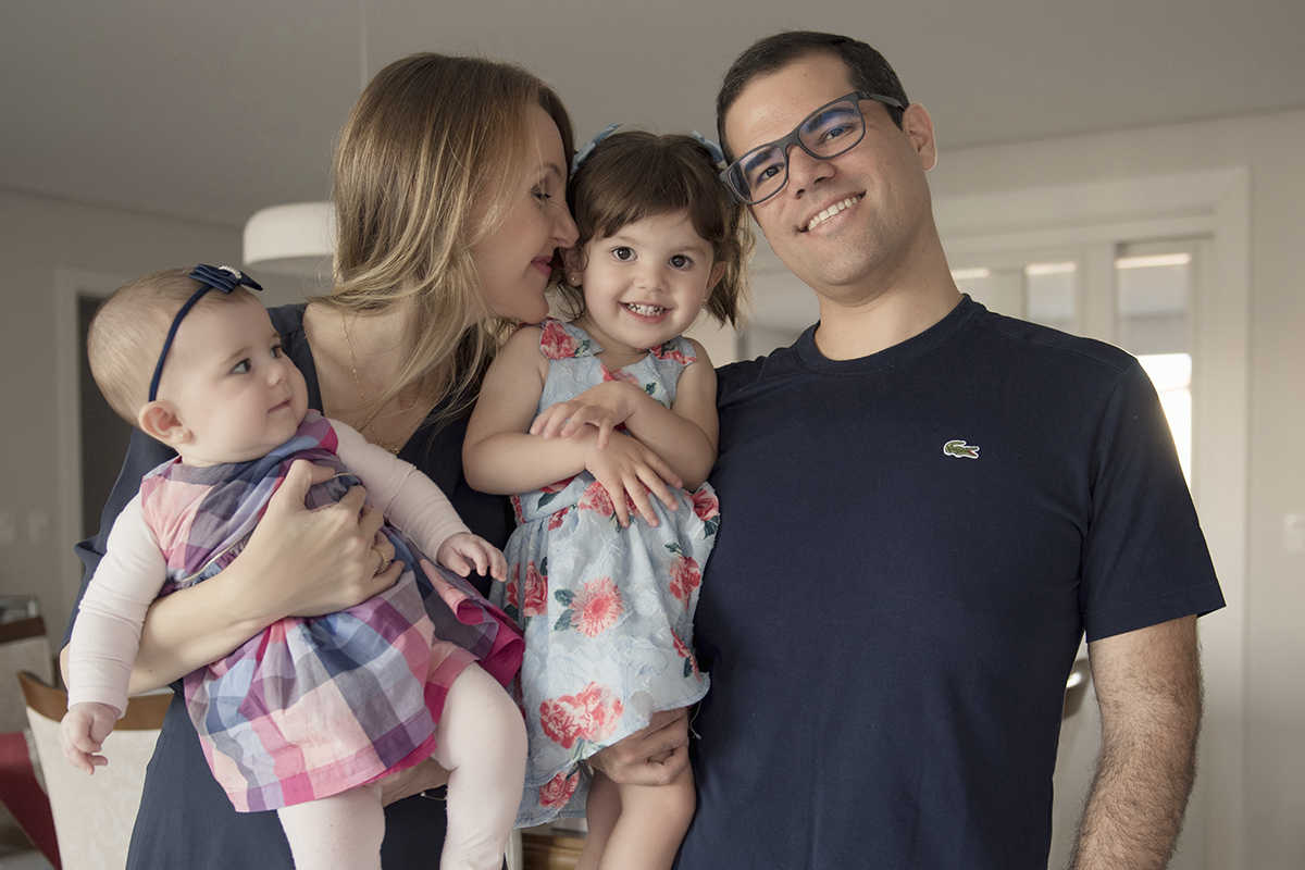 Foto de familia em caxias do sul fotografa morgana perini pais e filhas de pe azul e rosa