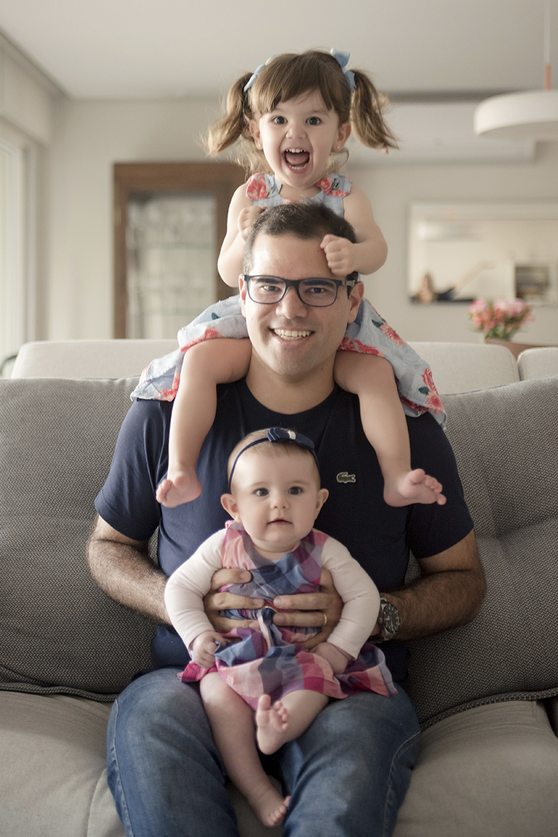 Foto de familia em caxias do sul fotografa morgana perini meninas nos ombros do pai