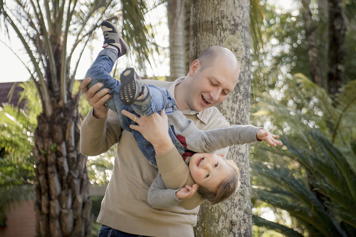 Foto de bebe em caxias do sul fotografa morgana perini pai com bebe brincando