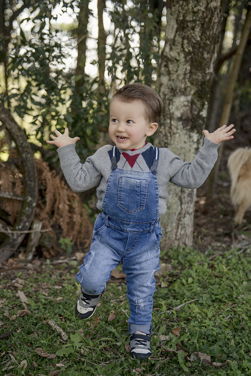 Foto de bebe em caxias do sul fotografa morgana perini menino com macacao de jeans