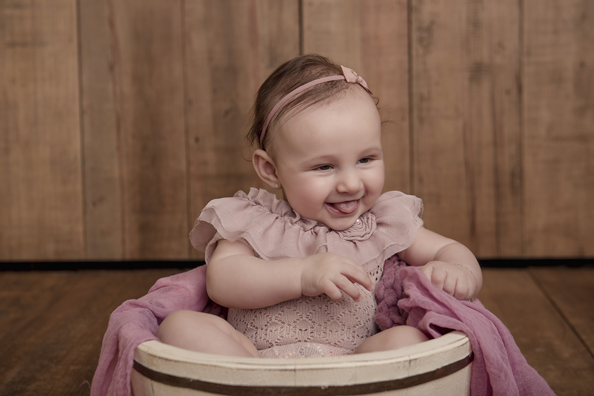 Foto de bebe em caxias do sul fotografa morgana perini menina sorrindo lingua pra fora rosa