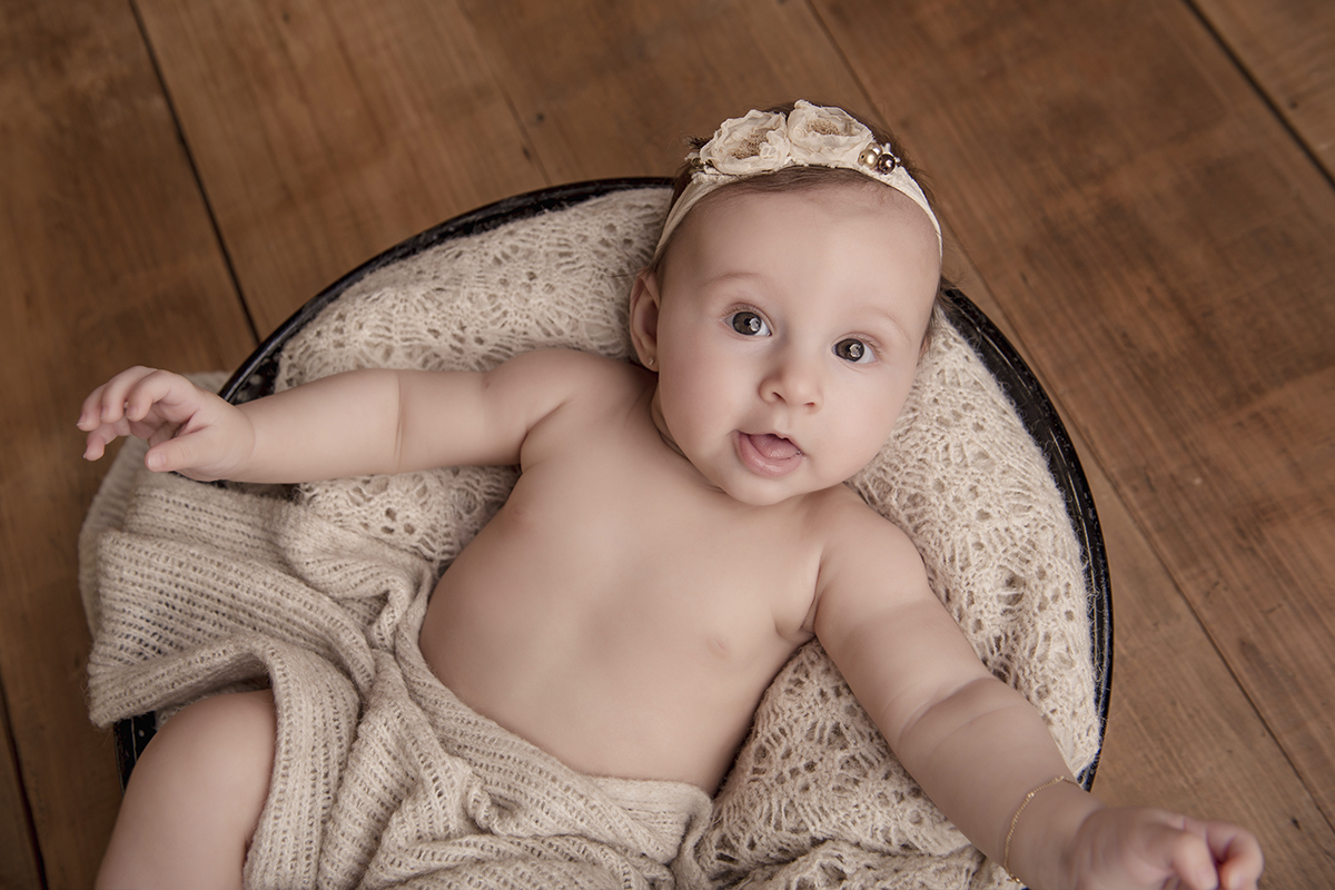 Foto de bebe em caxias do sul fotografa morgana perini menina braços abertos