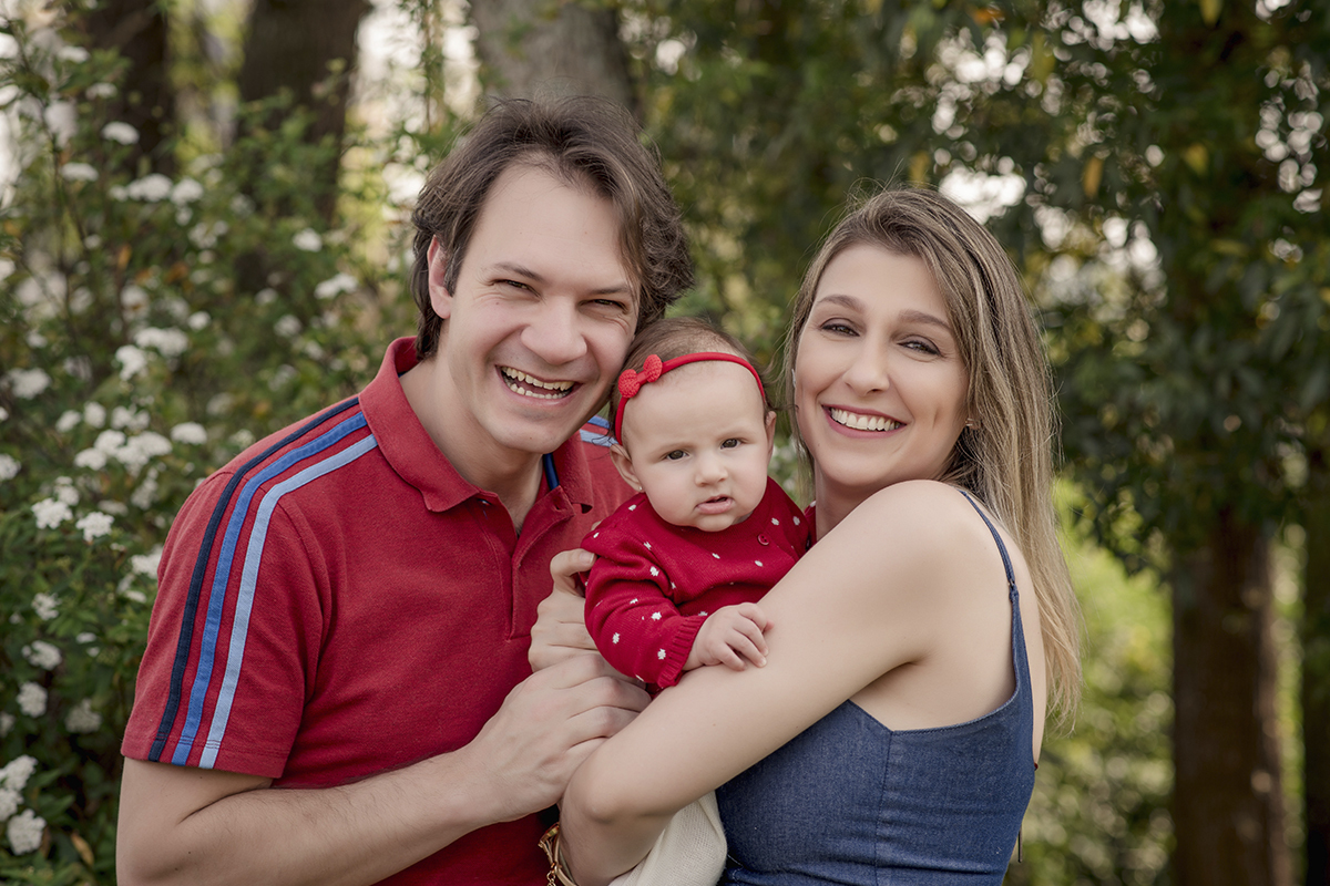 Foto de bebe em caxias do sul fotografa morgana perini pais com menina no colo