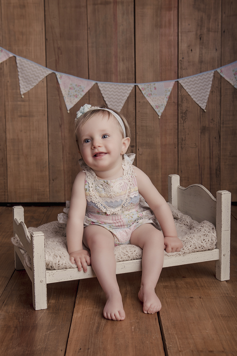 Foto de bebe em caxias do sul fotografa morgana perini menina sentada caminha branca