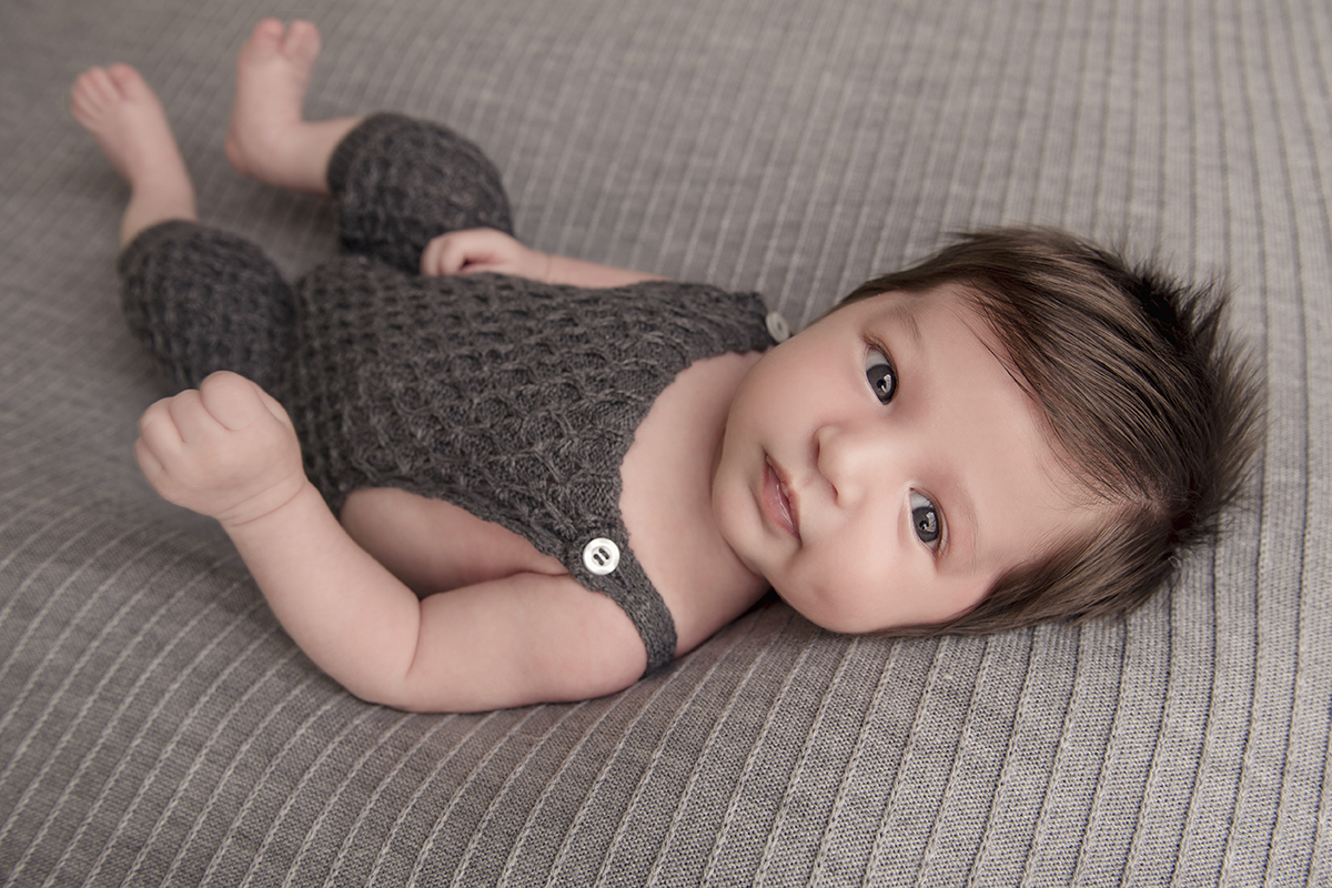 Foto de bebe em caxias do sul fotografa morgana perini bebe roupa cinza