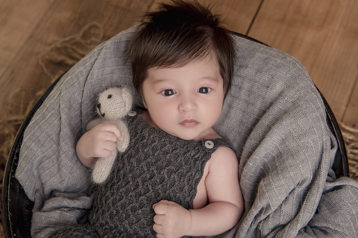 Foto de bebe em caxias do sul fotografa morgana perini bebe ursinho e roupa cinza