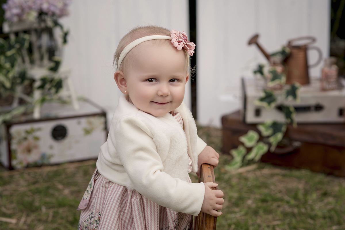 Foto de smash em caxias do sul fotografa morgana perini menina porta branca jardim