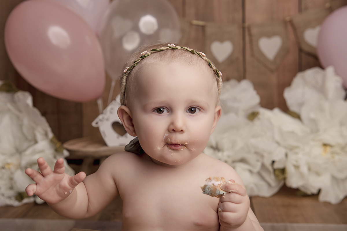 Foto de smash em caxias do sul fotografa morgana perini menina baloes comendo bolo