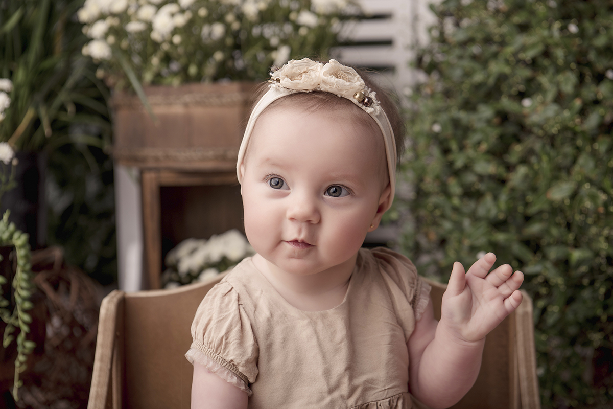 Foto de bebe em caxias do sul fotografa morgana perini menina acenando tiarinha
