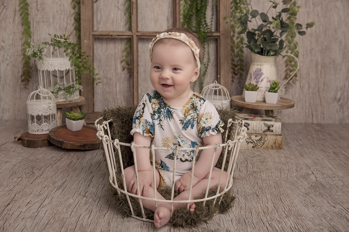 Foto de bebe em caxias do sul fotografa morgana perini menina cesta vestido florido