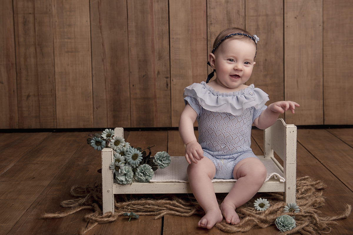 Foto de bebe em caxias do sul fotografa morgana perini menina roupa azul caminha branca