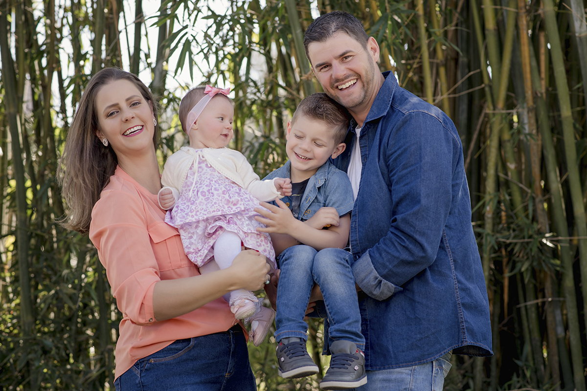Foto de bebe em caxias do sul fotografa morgana perini pais com filho e filha tacuaras
