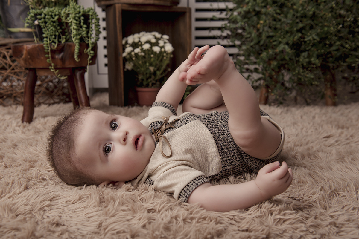 Foto de bebe em caxias do sul fotografa morgana perini bebe segurando pe