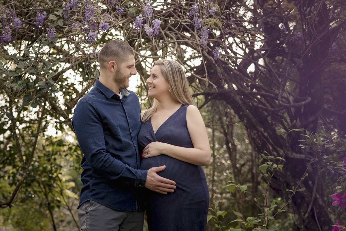 Foto de gestante em caxias do sul fotografa morgana perini marido e esposa de azul flores roxas