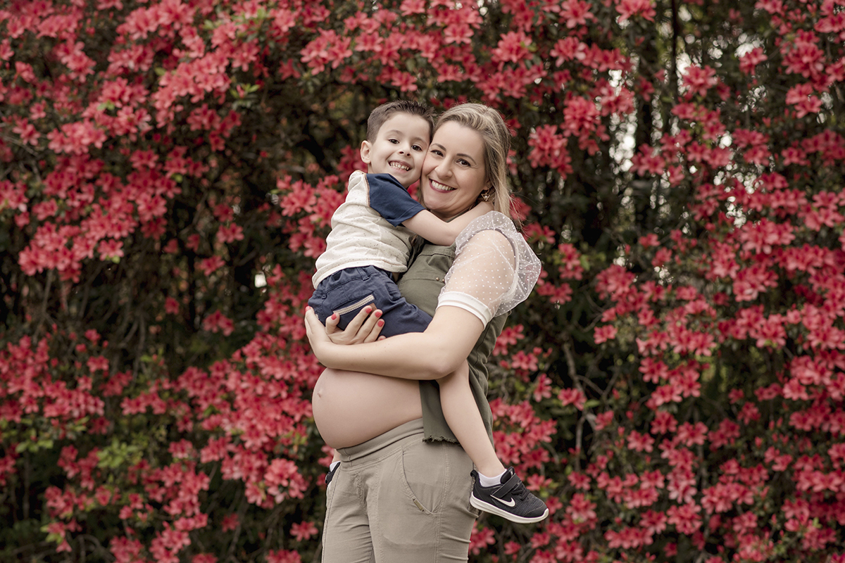 Foto de gestante em caxias do sul fotografa morgana perini gestante com filho mais velho no colo