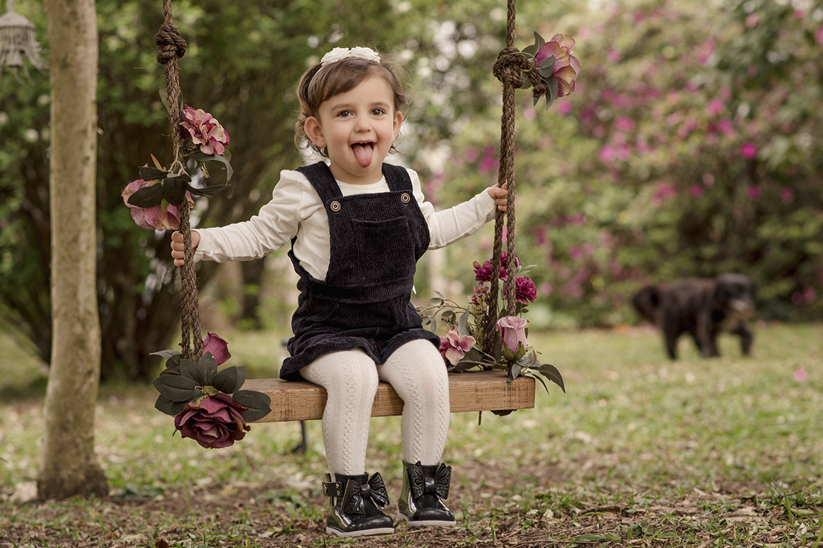 menina mostrando lingua vestido balanço