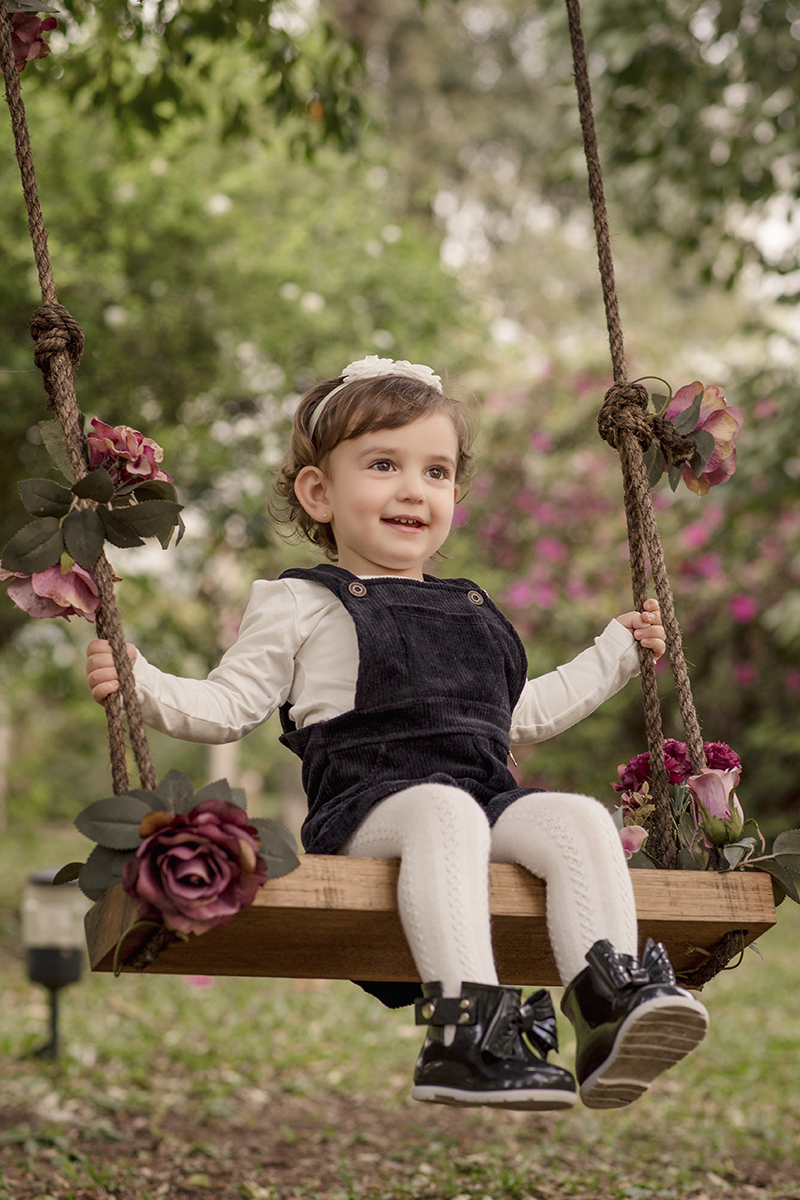 menina balanço florido