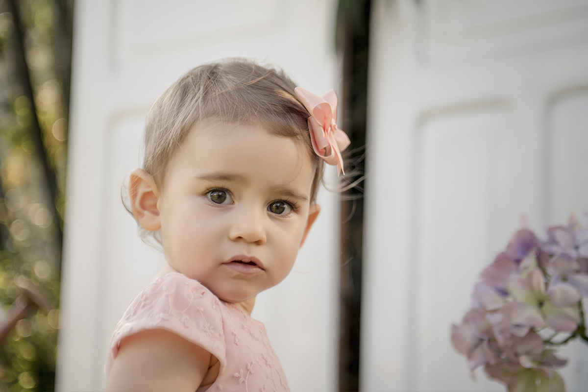 menina portas brancas