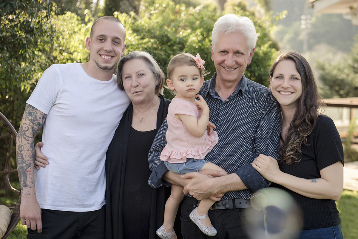 menina com pais e avos