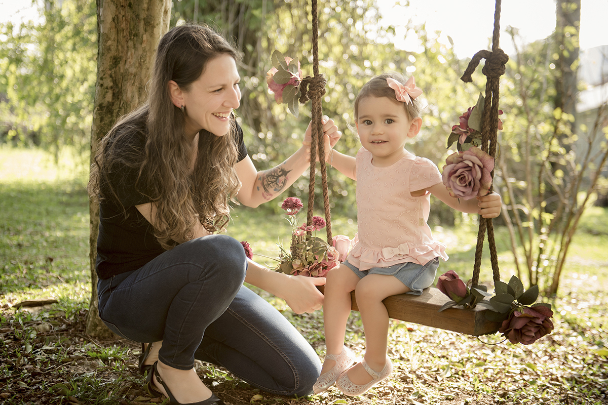 mae com menina balanço florido