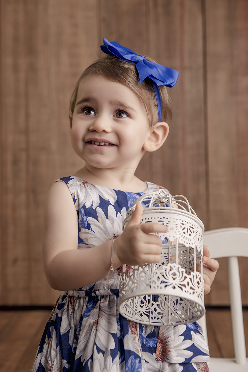 menina gaiola na mao