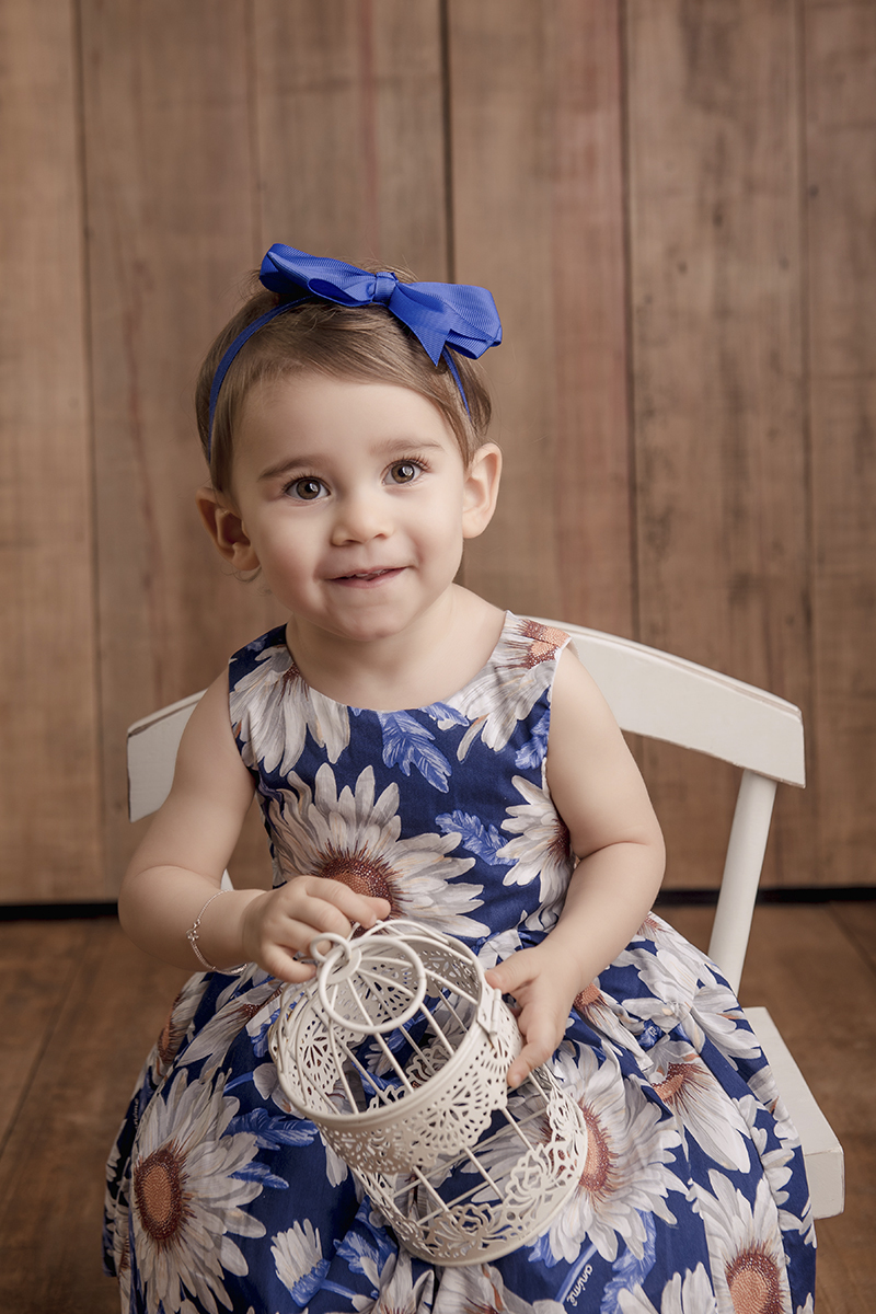 menina cadeira gaiola na mao