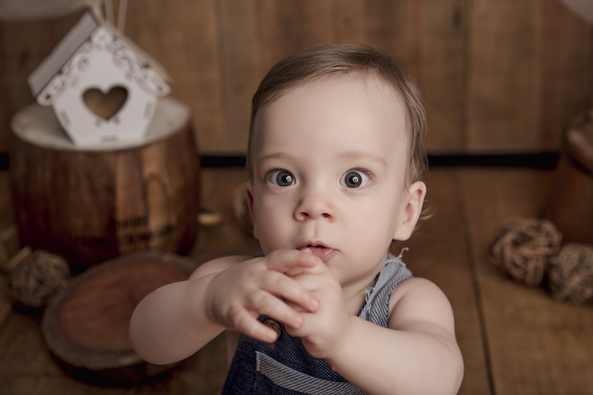 menino maos juntas olhos claros