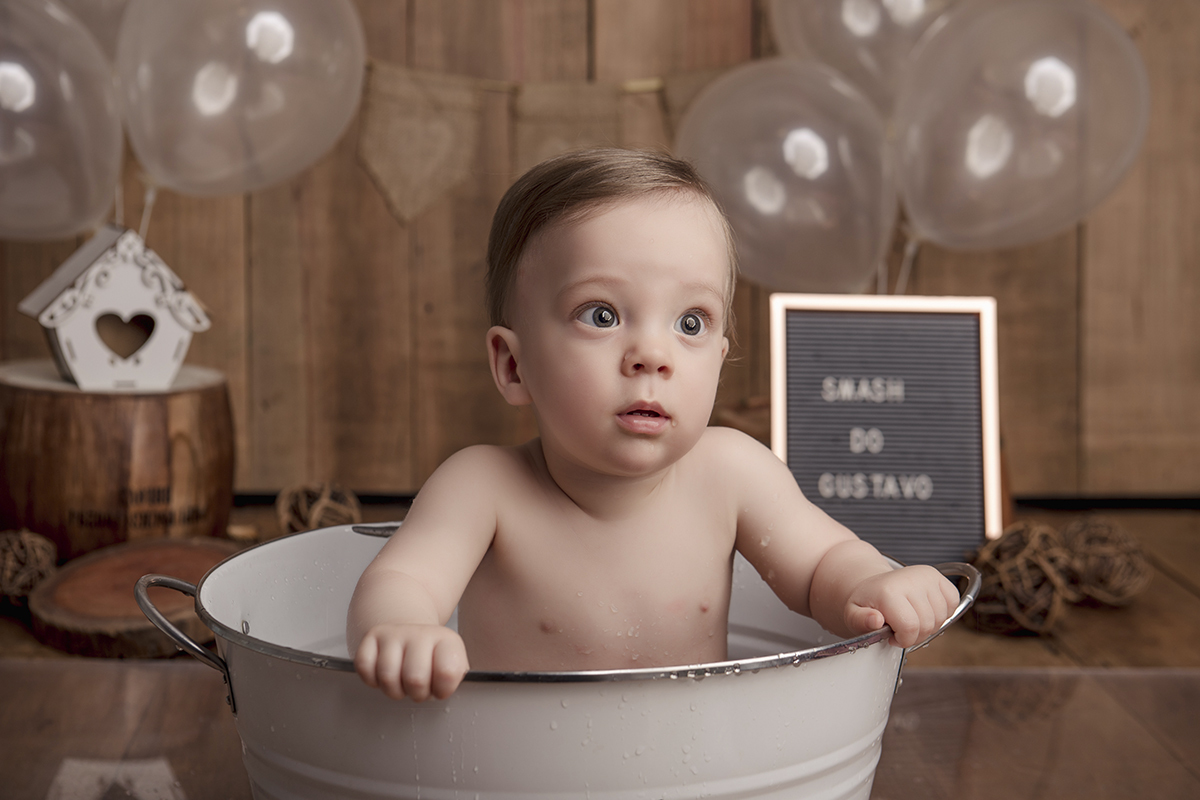 menino banheira de aluminio