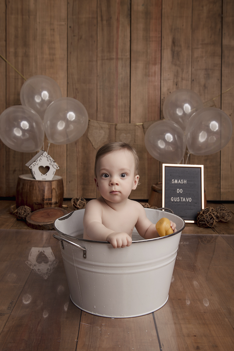 menino patinho na mao