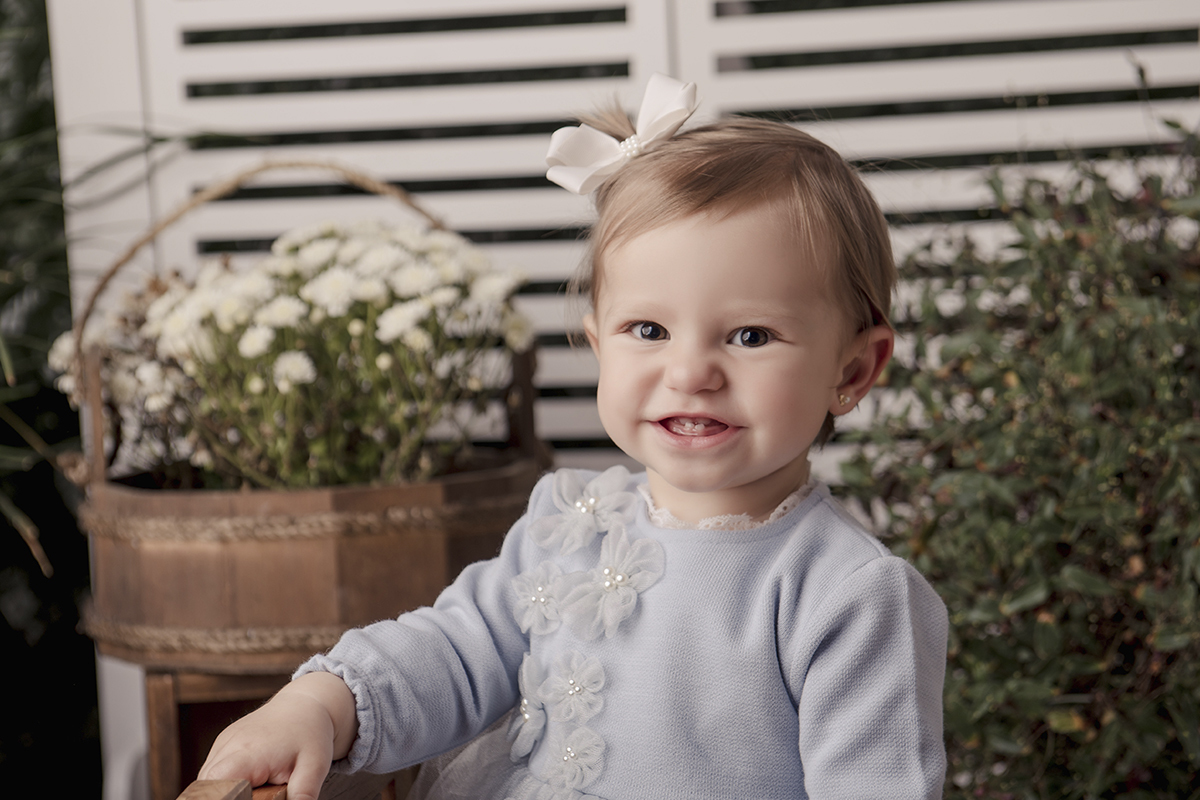 menina sorrindo vestido azul